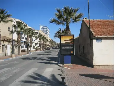 Mupi en el número 201 de la avenida de la Libertad, junto al puente de la Feria, en el casco de Los Alcázares
